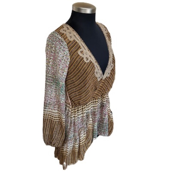 gimmicks by BKE Buckle Floral and Lace Boho Tunic Top Size Small - Picture 3 of 10